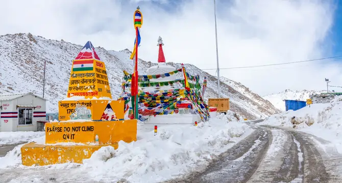 Chang La Pass 