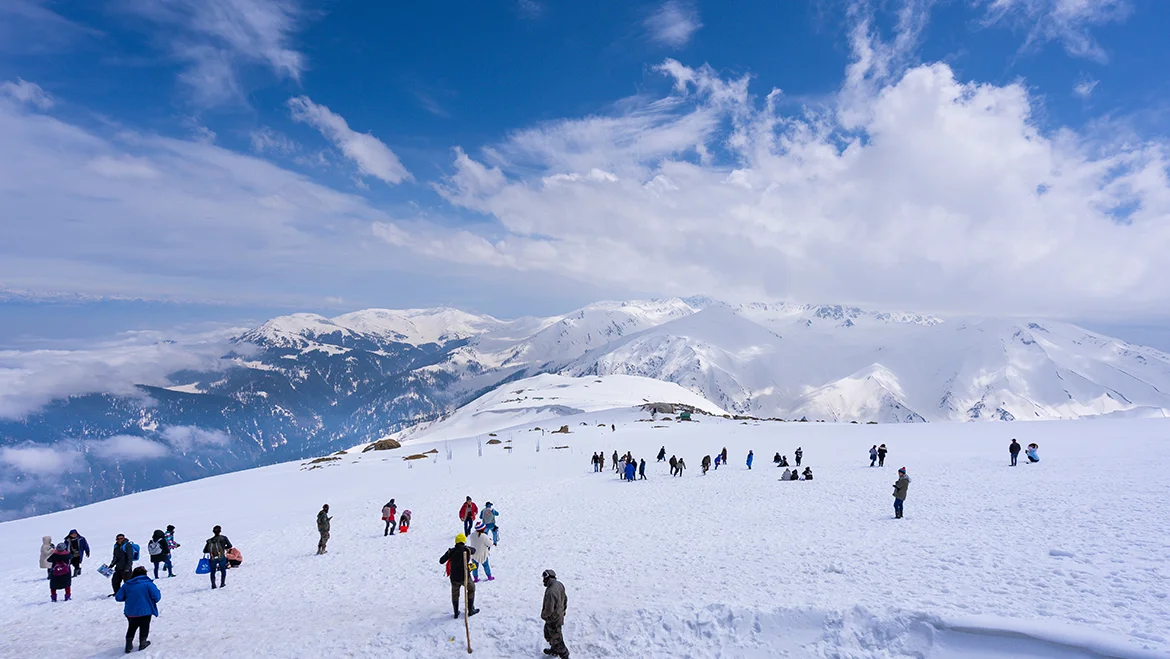 Skiing in Apharwat Peak