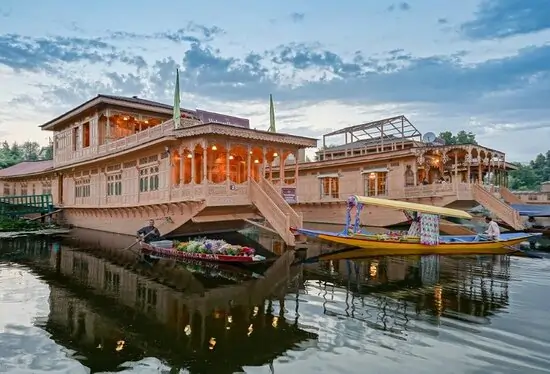 Houseboat Stay 